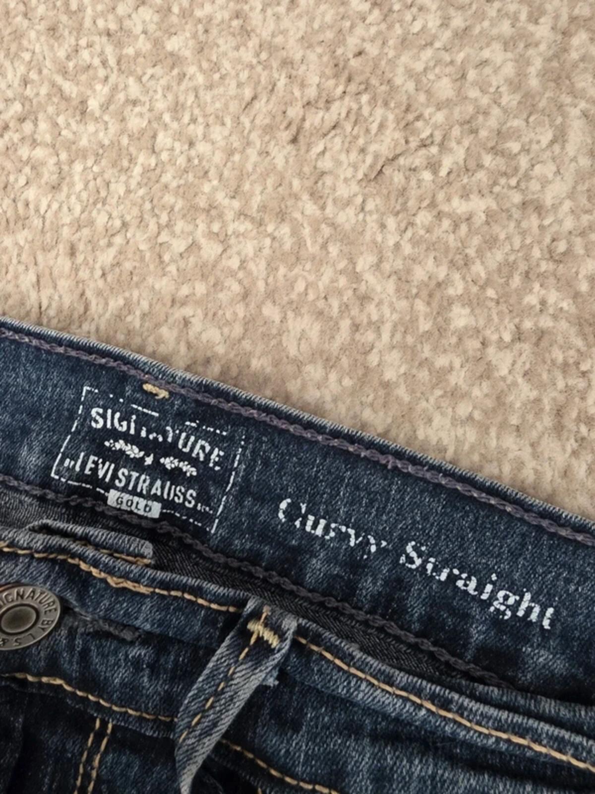 Vintage Y2K Levi’s Curvy Mid Rise Straight Jeans UK Size 10